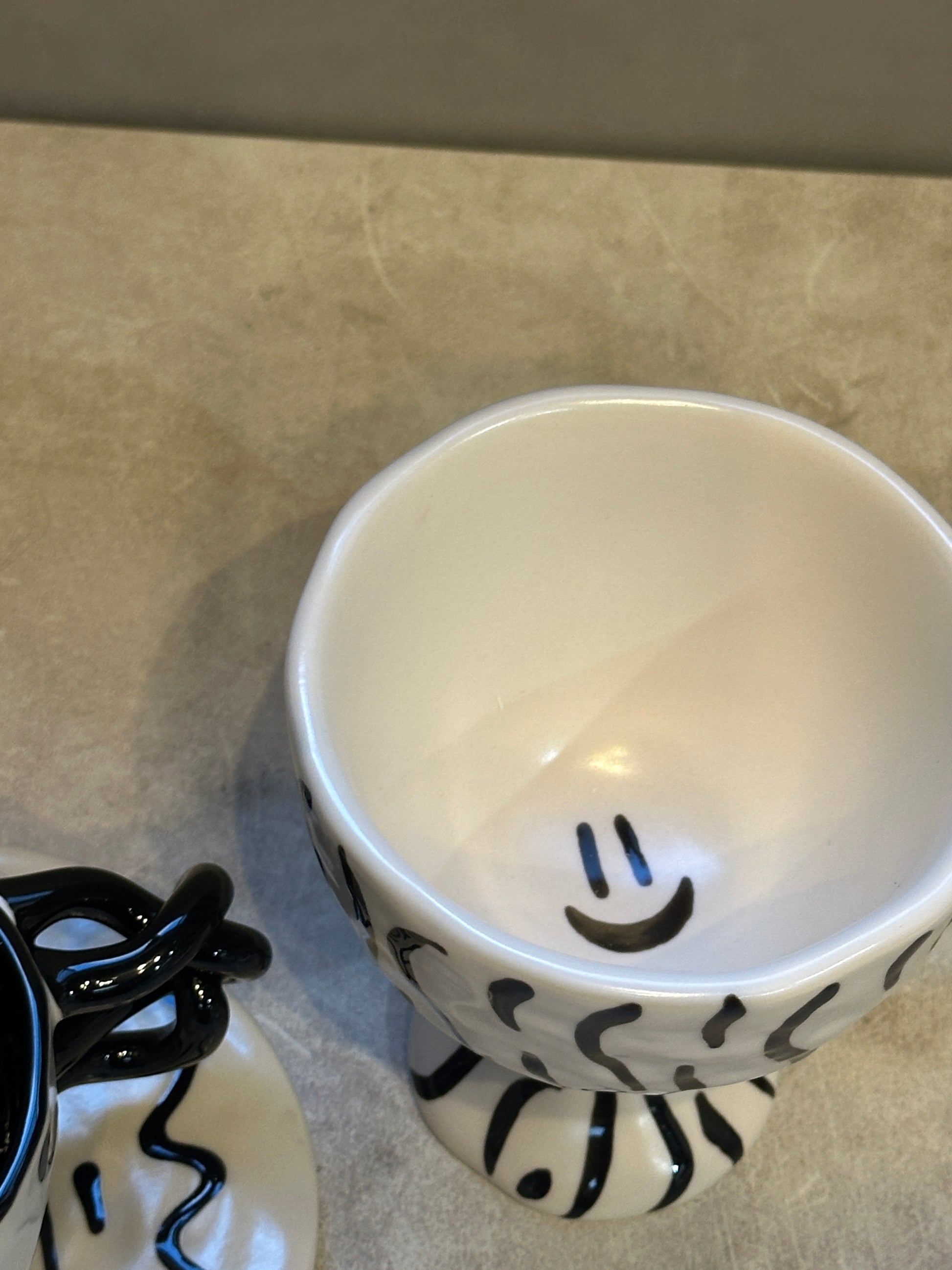 Striped Footed Mug (White × Black)