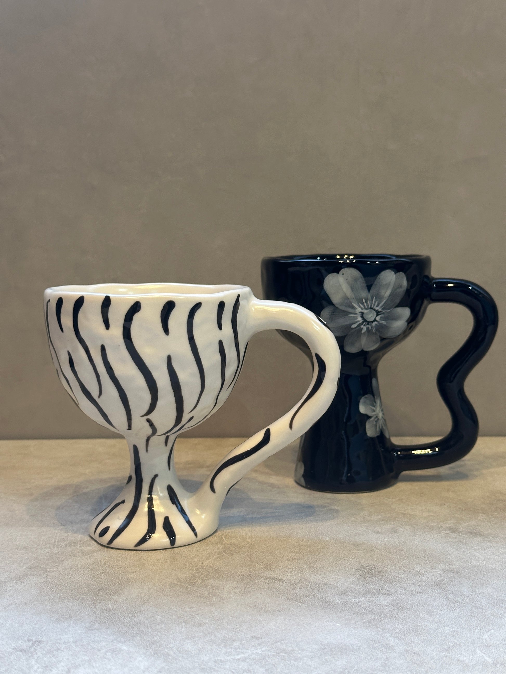 Striped Footed Mug (White × Black)