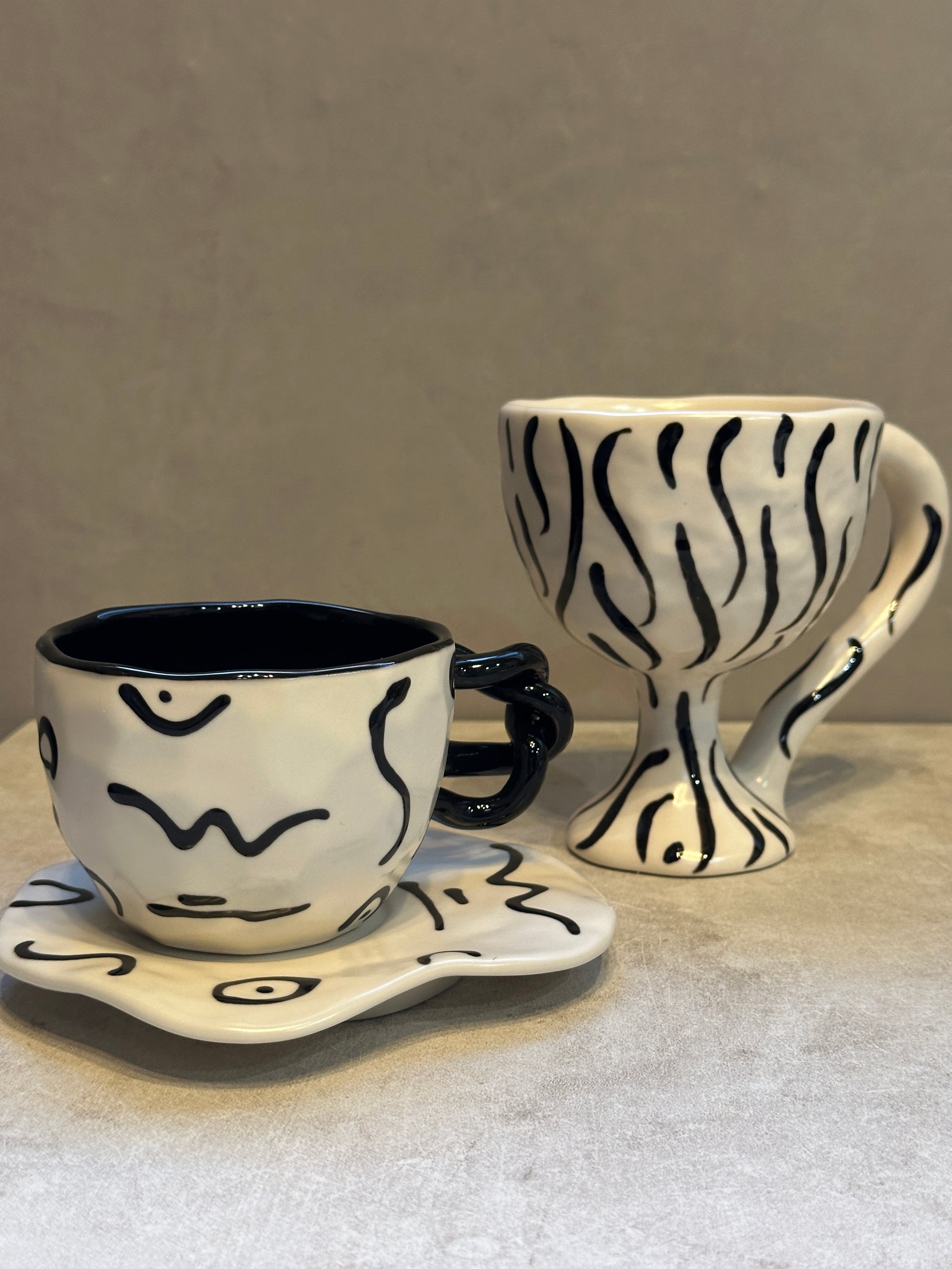 Striped Footed Mug (White × Black)