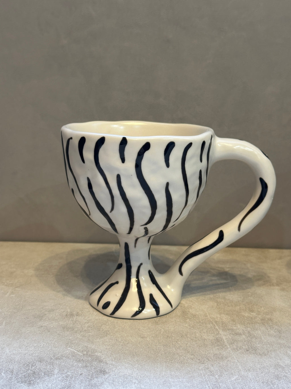 Striped Footed Mug (White × Black)