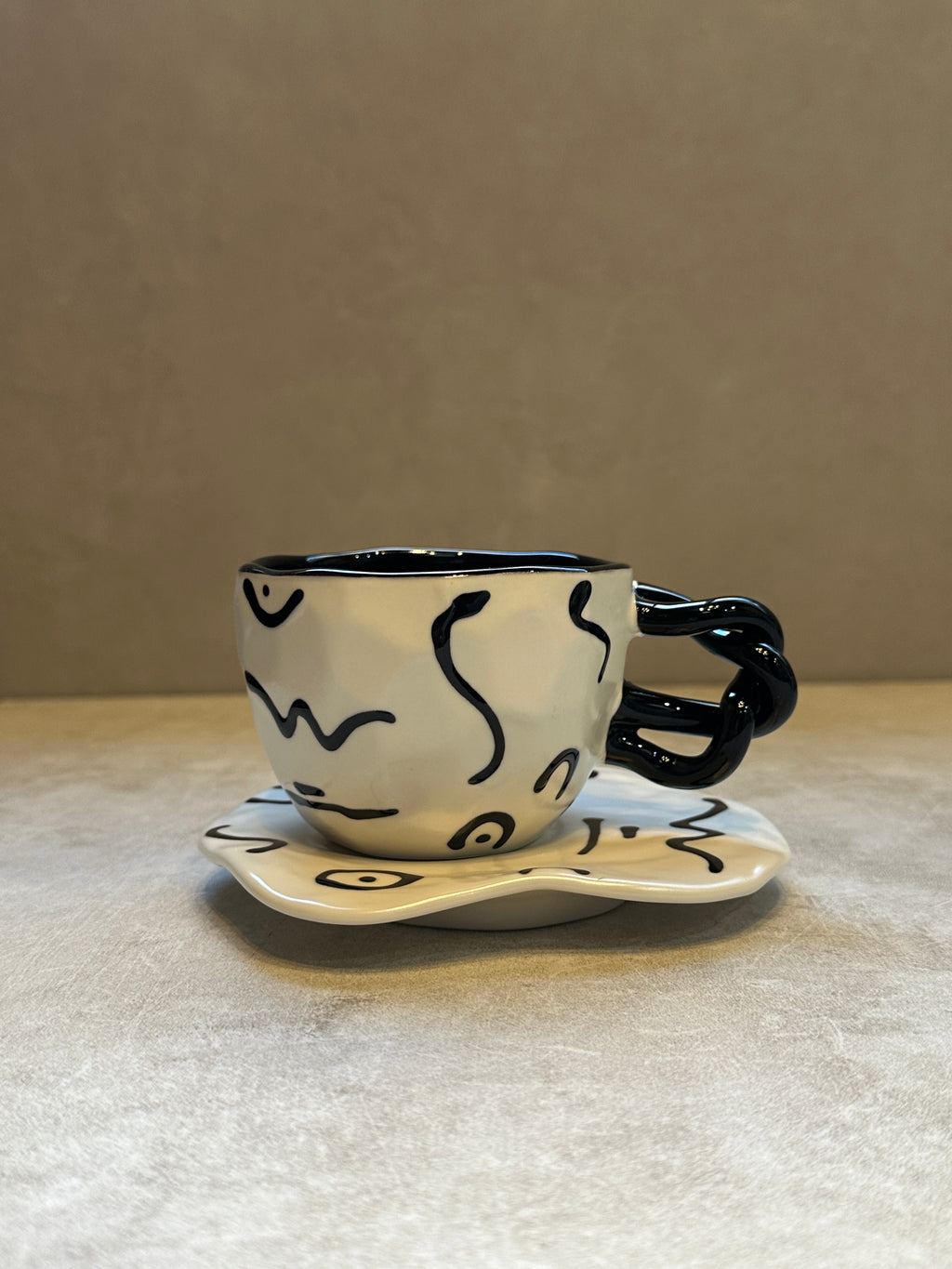 Line Design Cup & Saucer (White × Black)